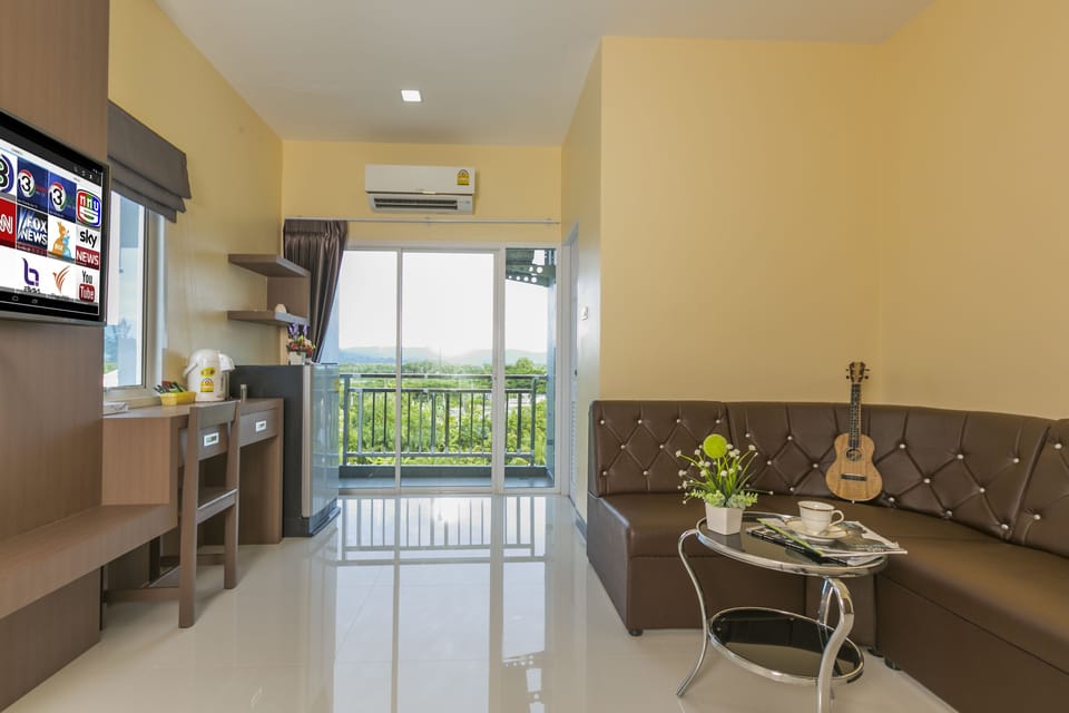 Deluxe Double Room | Living area