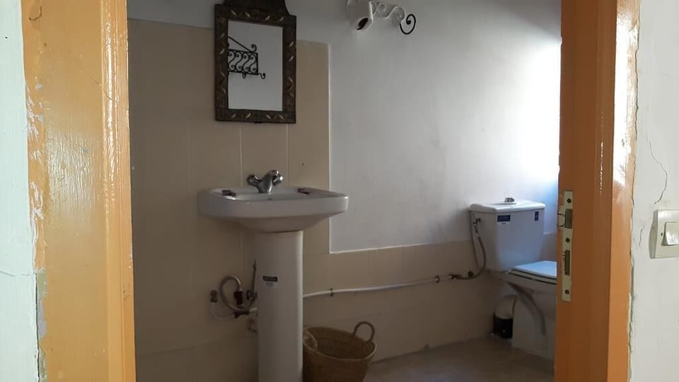 Shower, rainfall showerhead, free toiletries, towels