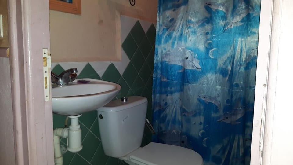 Shower, rainfall showerhead, free toiletries, towels