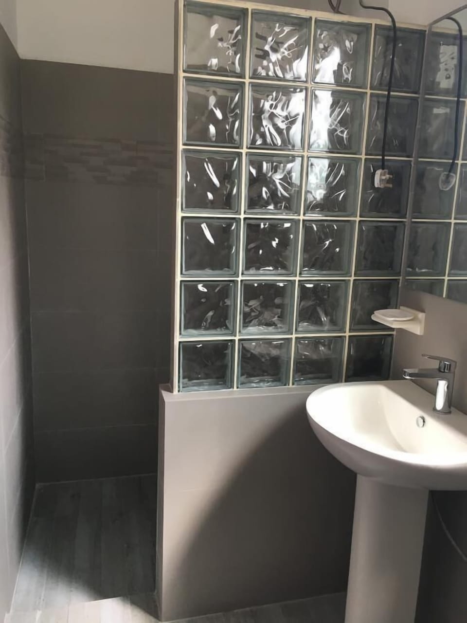 Deluxe Room | Bathroom sink