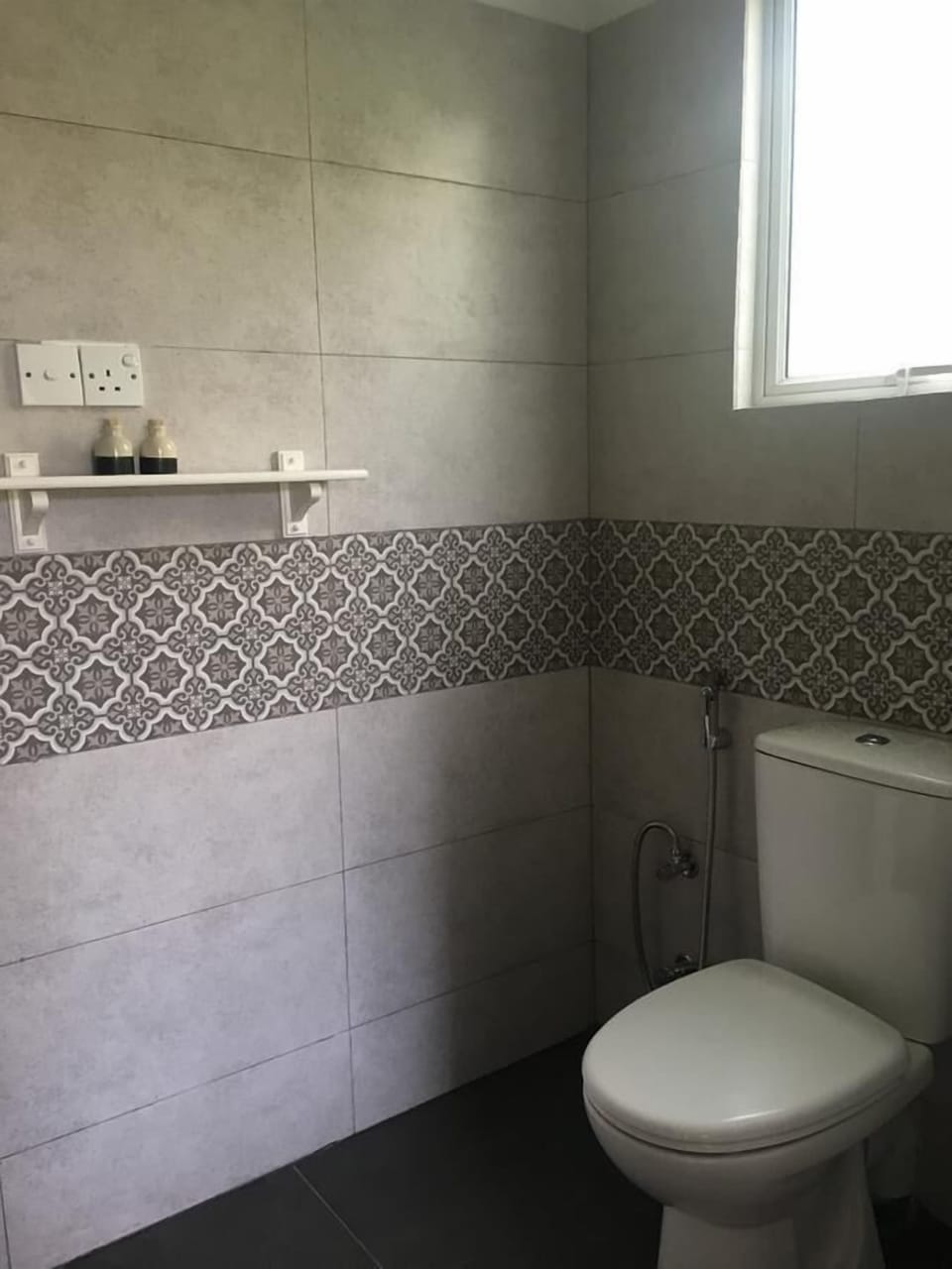Deluxe Room | Bathroom | Shower, hydromassage showerhead, towels, soap