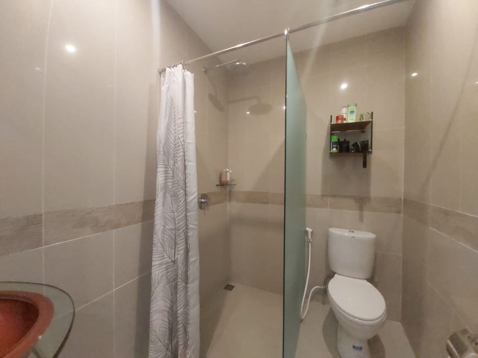 Standard Room | Bathroom | Shower, towels