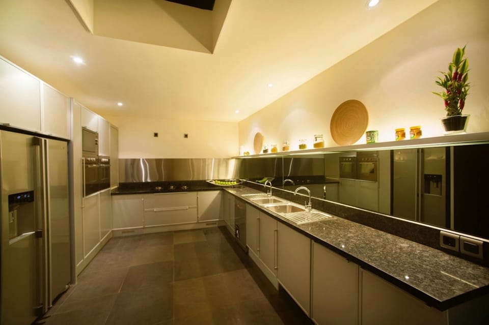 Deluxe Villa | Shared kitchen | Full-size fridge, microwave, oven, stovetop