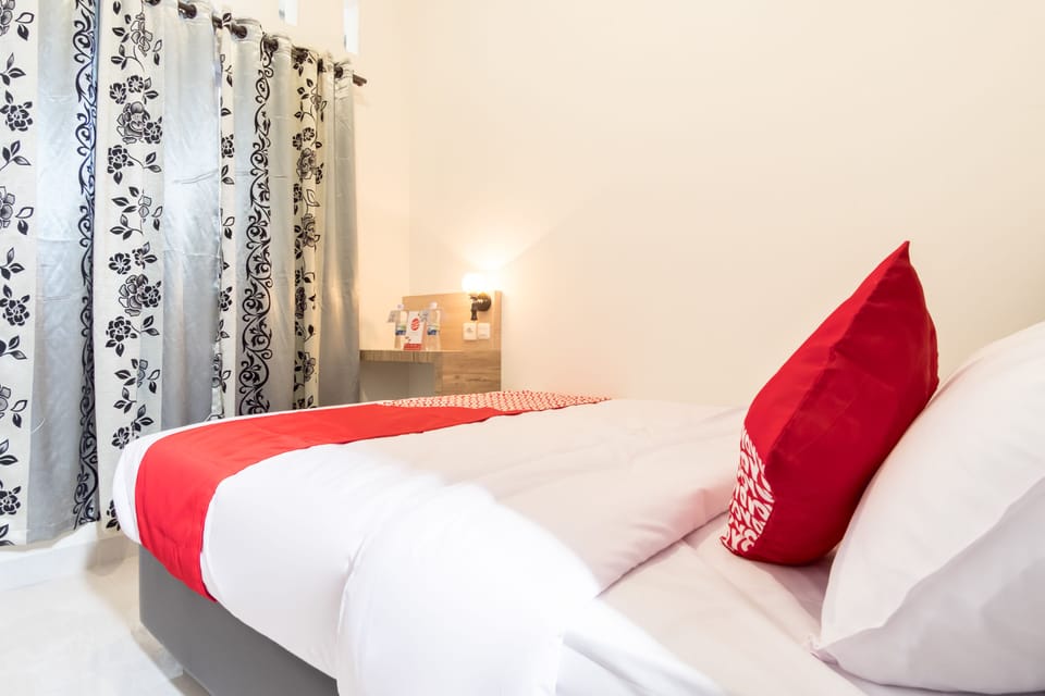 Standard Double Room | Desk, WiFi (free), bed sheets