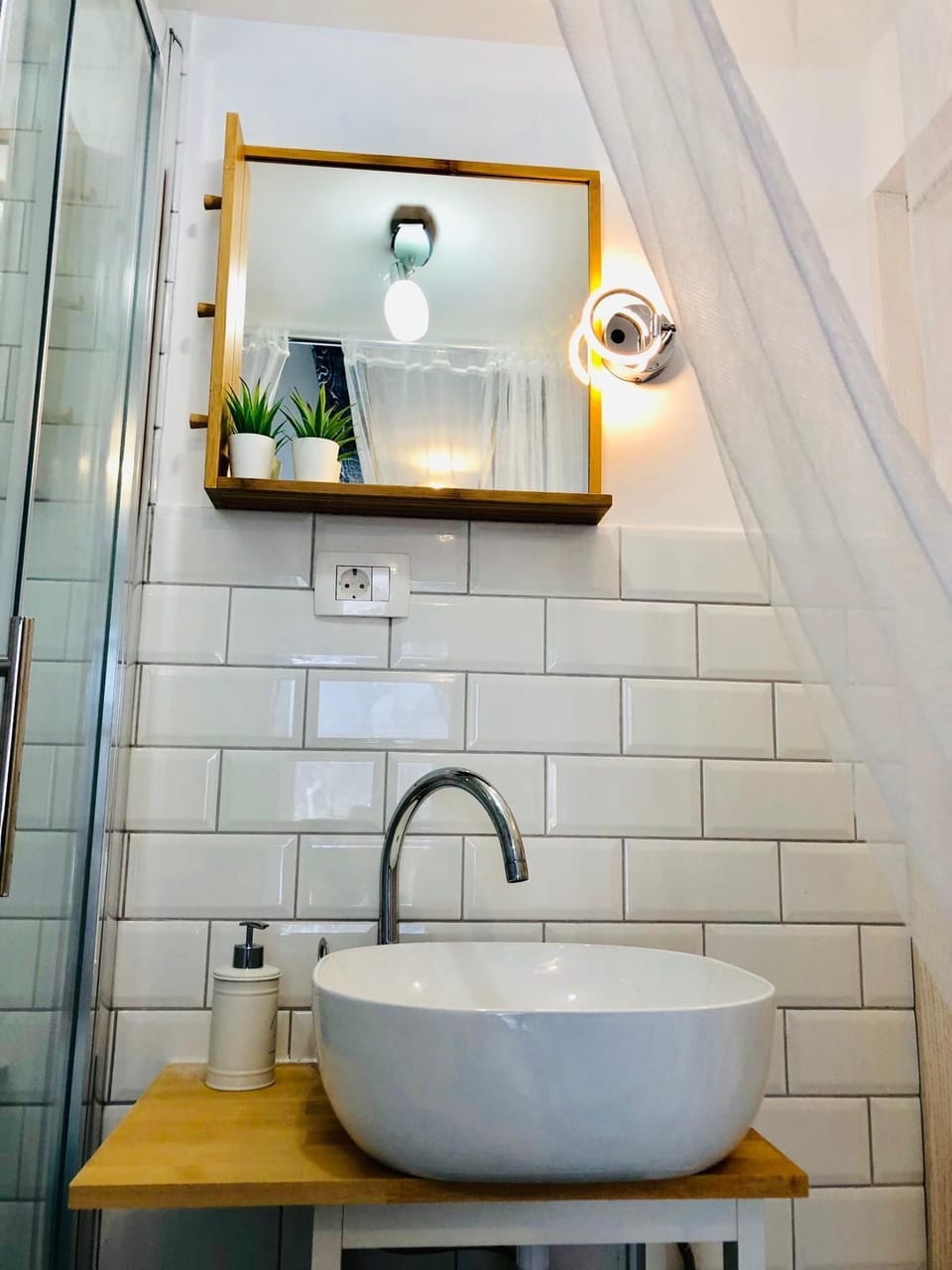 Romantic Room | Bathroom | Shower, hair dryer, towels, toilet paper
