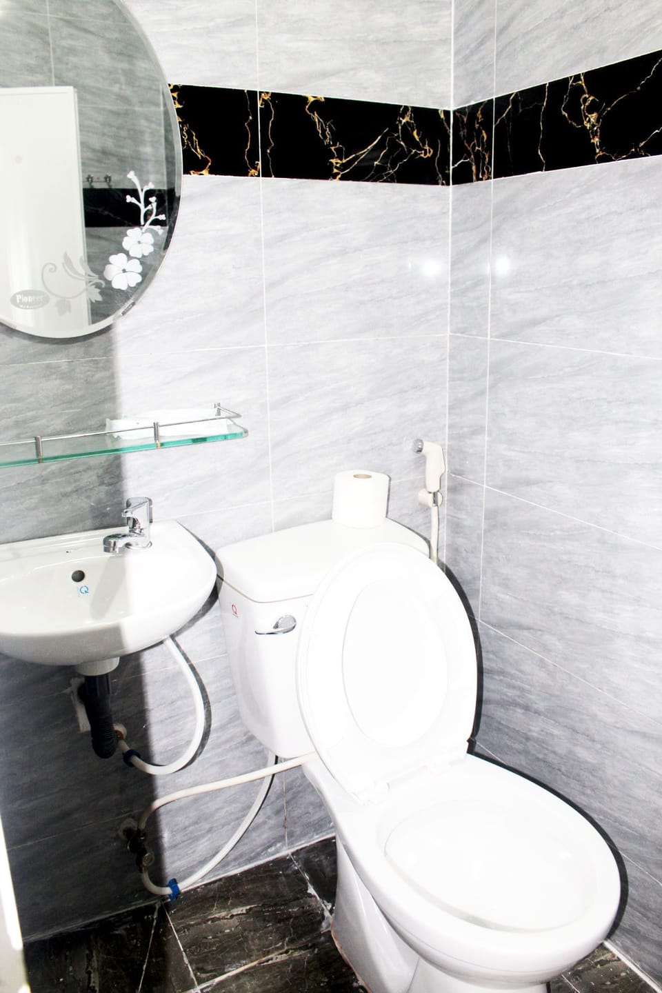 Shower, free toiletries, towels