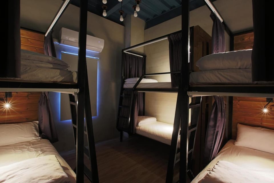 In-room safe, soundproofing, free WiFi, bed sheets