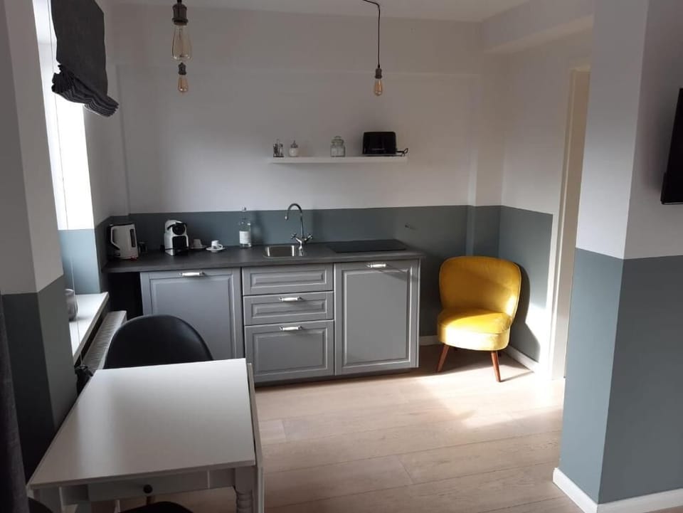 Fridge, espresso maker, coffee/tea maker