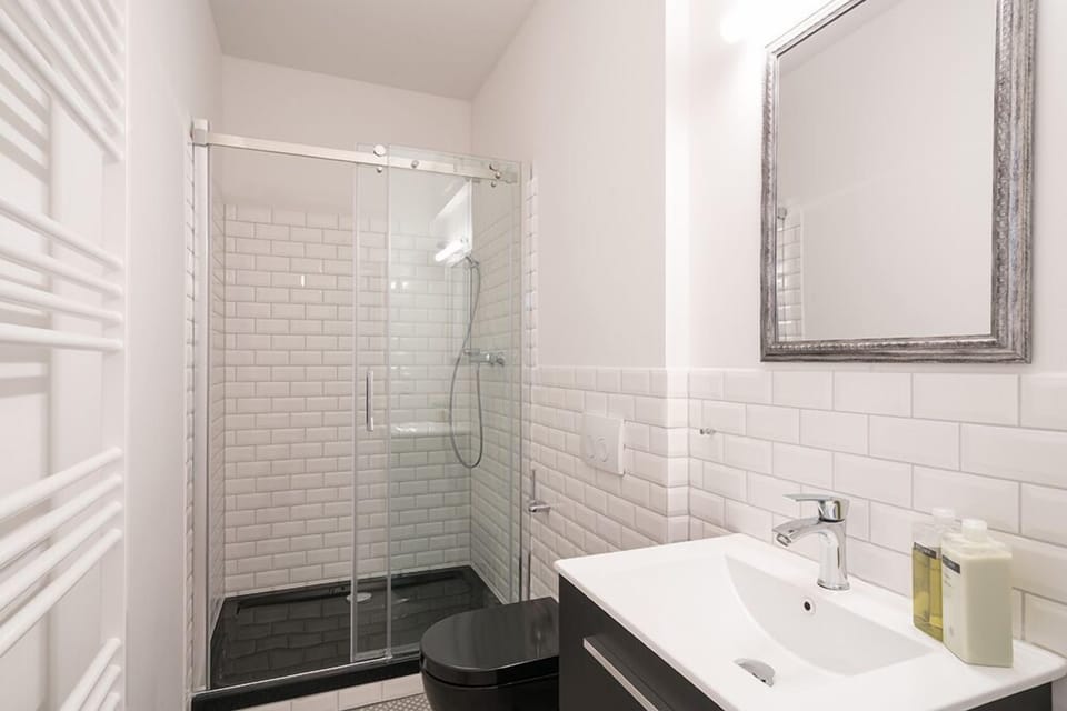 Family Room | Bathroom | Shower, free toiletries, hair dryer, towels