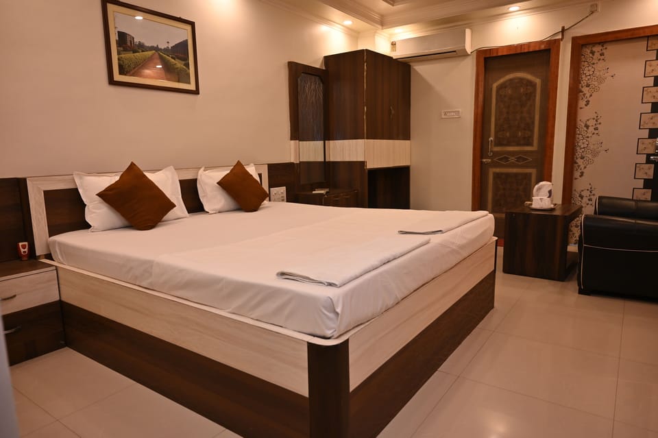 Superior Room | In-room safe, bed sheets