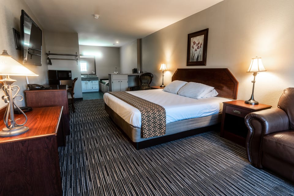 Premier Room, 1 Bedroom, Non Smoking | Desk, free WiFi, bed sheets