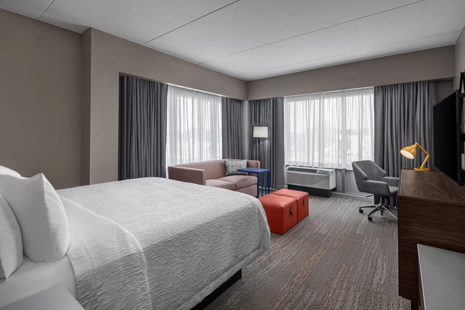 Room, 1 King Bed, Refrigerator | Hypo-allergenic bedding, in-room safe, desk, laptop workspace