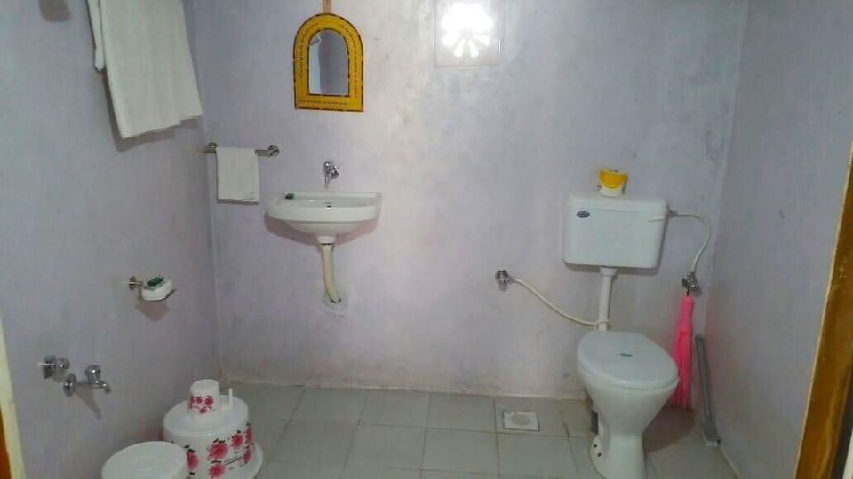Deluxe Double Room | Bathroom | Shower, rainfall showerhead, free toiletries, bathrobes