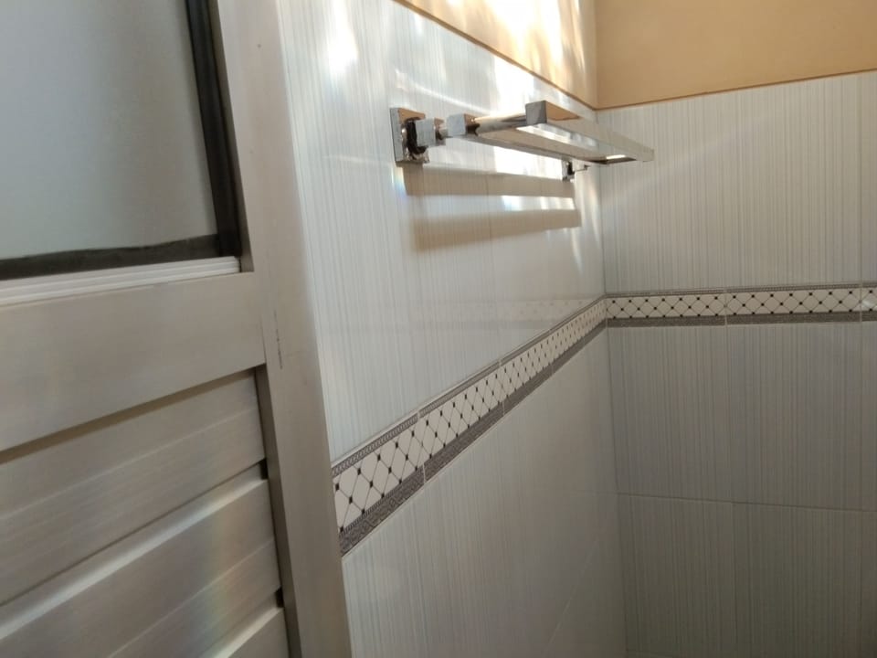 Family Room | Bathroom | Shower, hydromassage showerhead, towels, soap