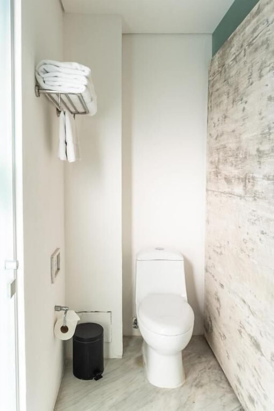 Junior Suite | Bathroom | Shower, rainfall showerhead, free toiletries, towels