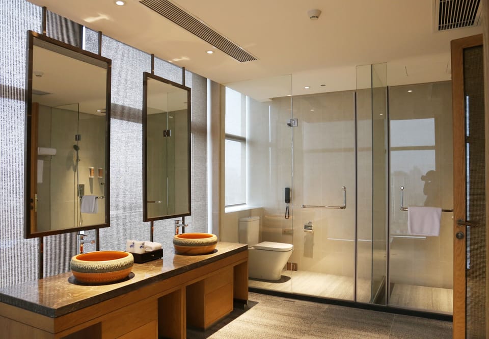 Business Studio Suite, meat products are not allowed, proof of marriage is required for couples. | Bathroom | Free toiletries, hair dryer, bathrobes, slippers