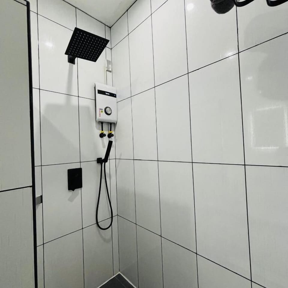 Executive Room | Bathroom | Shower, free toiletries, bidet, towels