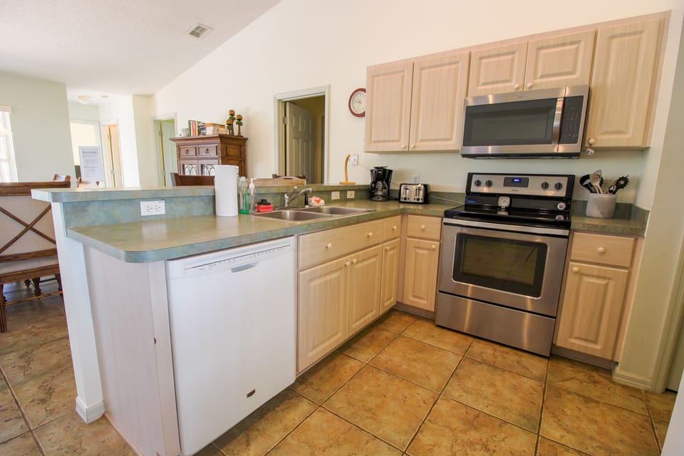 House, 4 Bedrooms | Private kitchen | Coffee/tea maker, fridge, oven, toaster