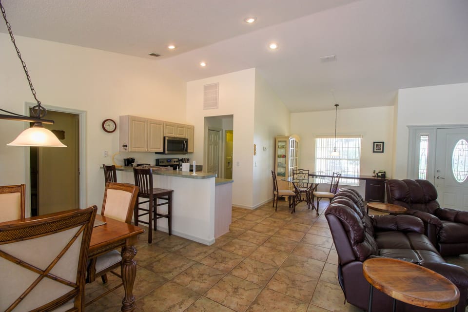 House, 4 Bedrooms | Living room