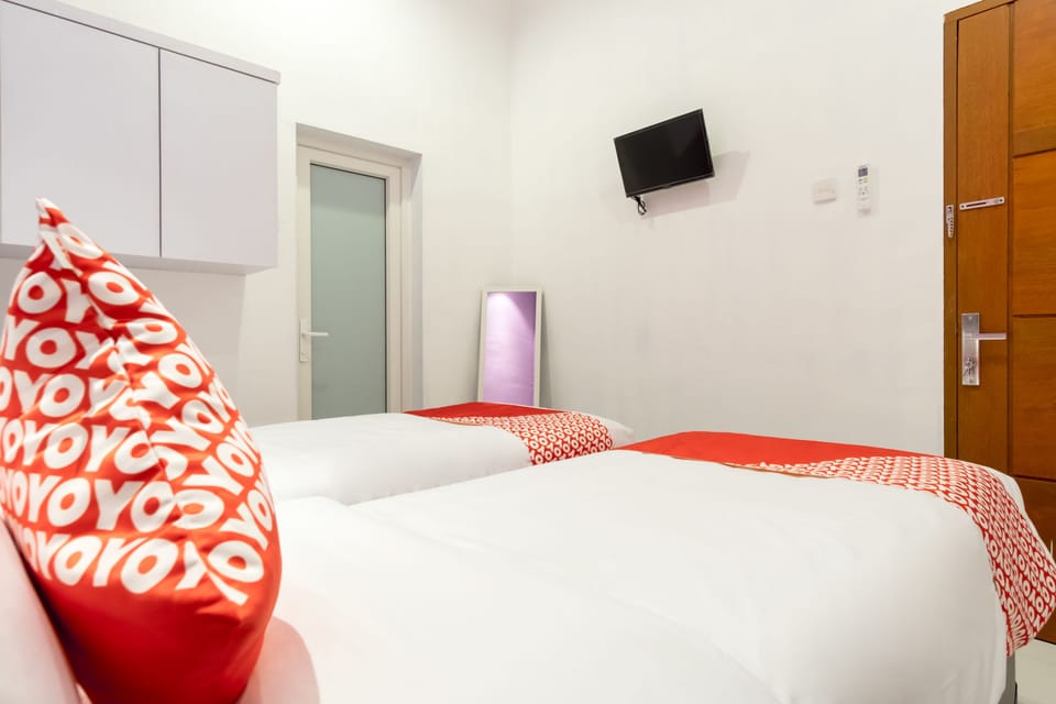 Standard Twin Room | Desk, WiFi (free), bed sheets