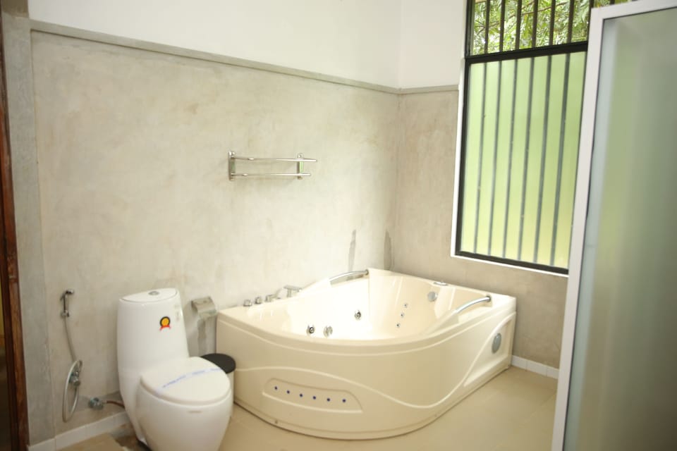 Family Quadruple Room | Bathroom | Shower, towels