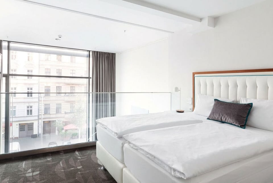 Deluxe Suite | Hypo-allergenic bedding available, in-room safe, desk, blackout drapes