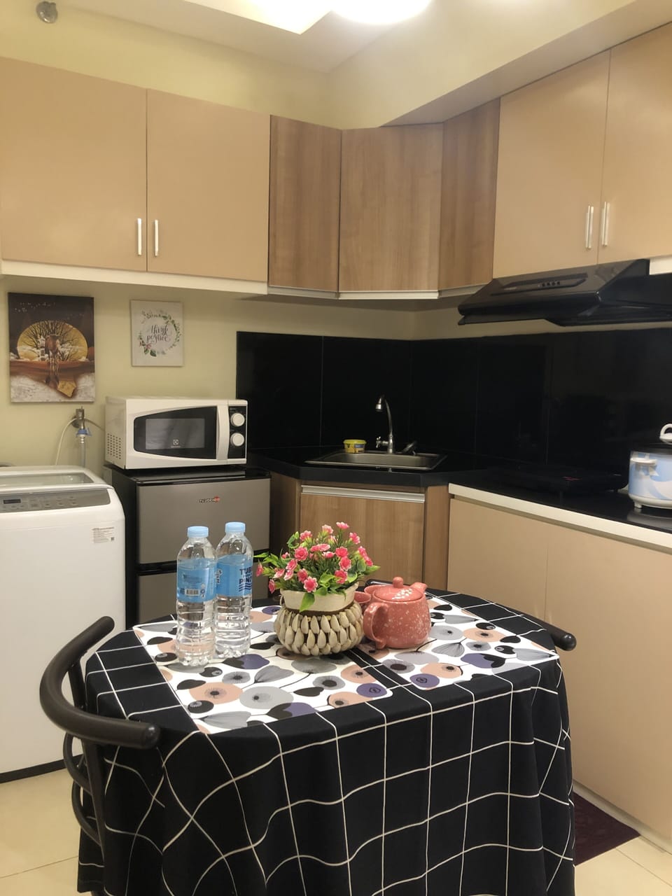 Deluxe Studio Suite, Multiple Beds, Pool Access, Tower | Private kitchen