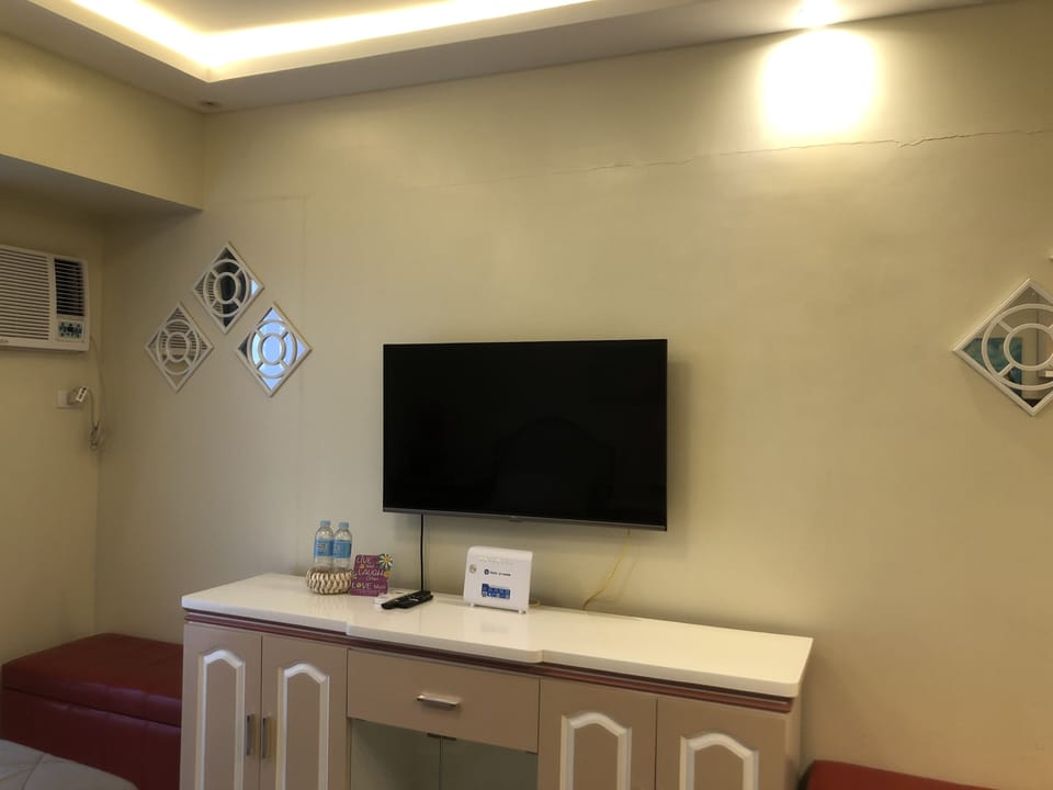 Deluxe Studio Suite, Multiple Beds, Pool Access, Tower | Living area