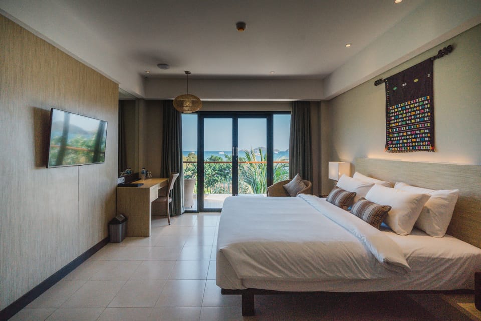 Deluxe Suite | Minibar, in-room safe, desk, soundproofing