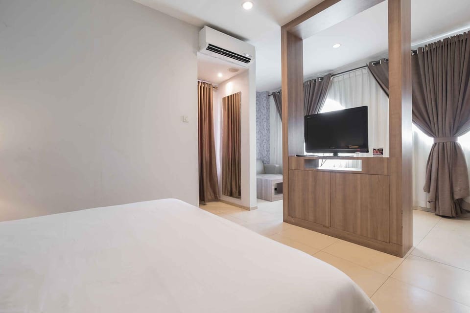 Executive Room, 1 Double Bed, City View | Premium bedding, individually decorated, desk, laptop workspace