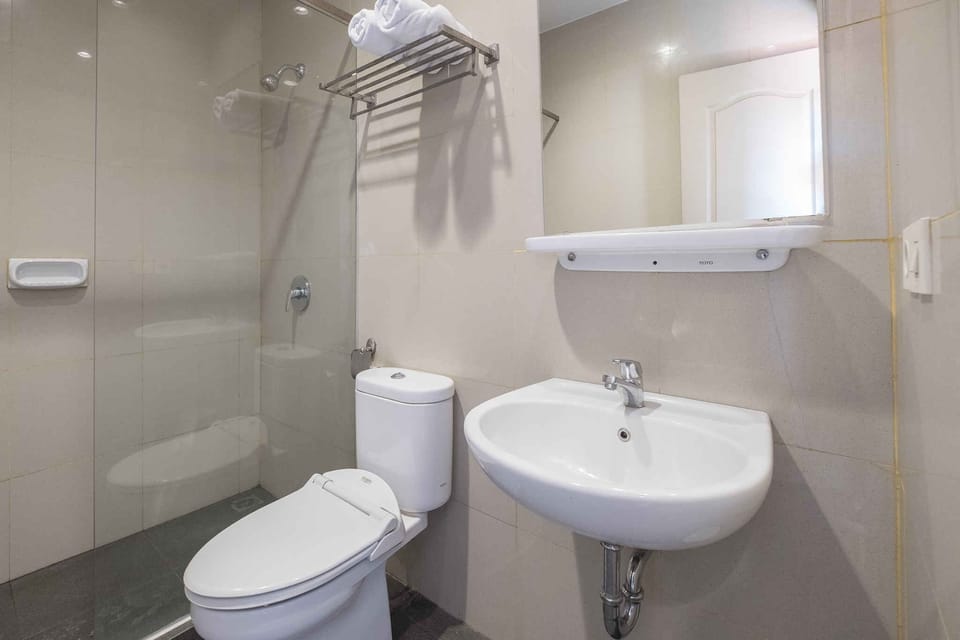 Shower, free toiletries, slippers, bidet