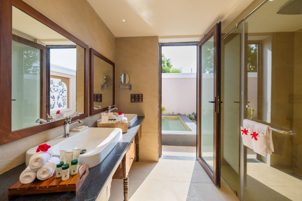 Royal Room | Bathroom | Free toiletries, hair dryer, slippers, towels