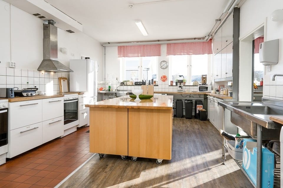 Shared fridge, microwave, oven, stovetop