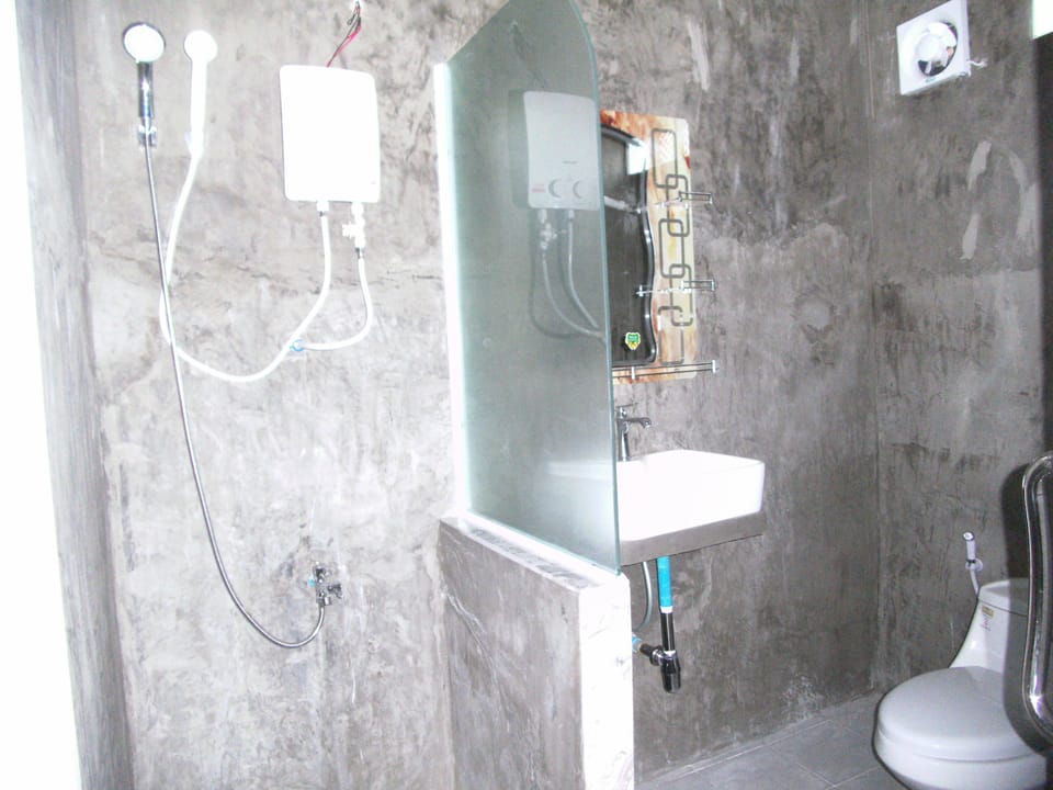 Double Room | Bathroom | Shower, free toiletries, slippers, towels