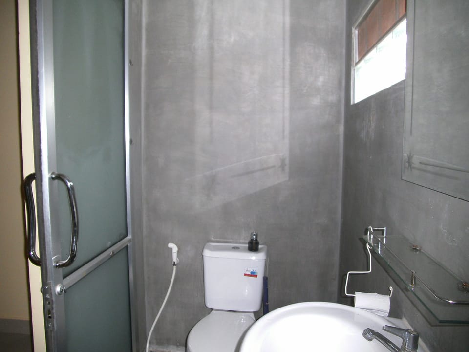 Family Room | Bathroom | Shower, free toiletries, slippers, towels