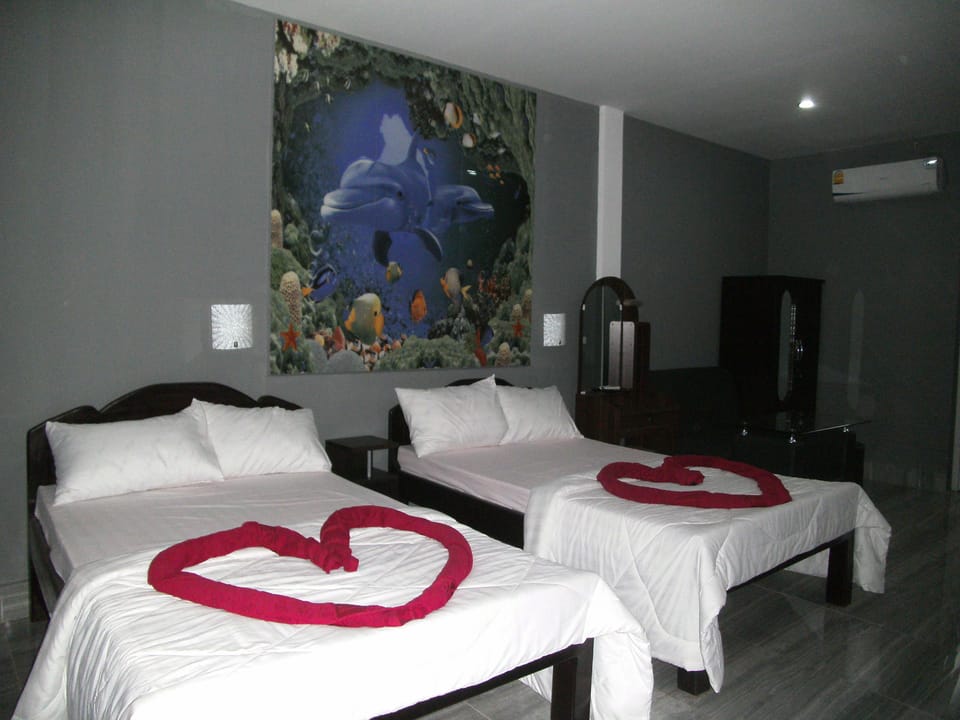 Twin Room | Desk, free WiFi