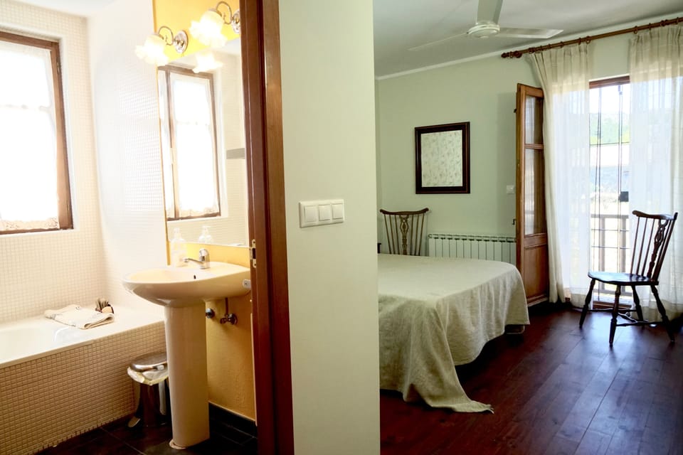 Suite | Bathroom | Free toiletries, hair dryer, bidet, towels
