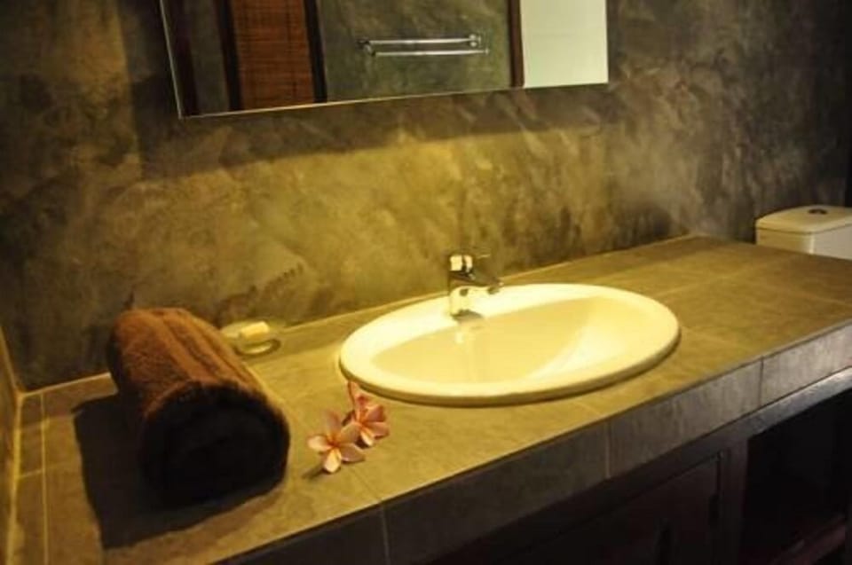 Deluxe Room | Bathroom sink