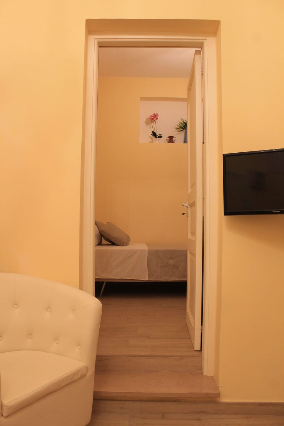 Deluxe Room | Minibar, individually decorated, individually furnished, desk