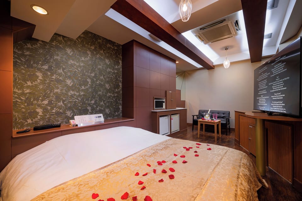 Single Room | Minibar, blackout drapes, WiFi (free), bed sheets