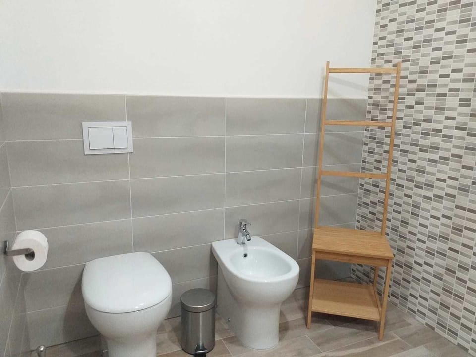 Comfort Double or Twin Room (Marrone) | Bathroom | Shower, rainfall showerhead, free toiletries, hair dryer