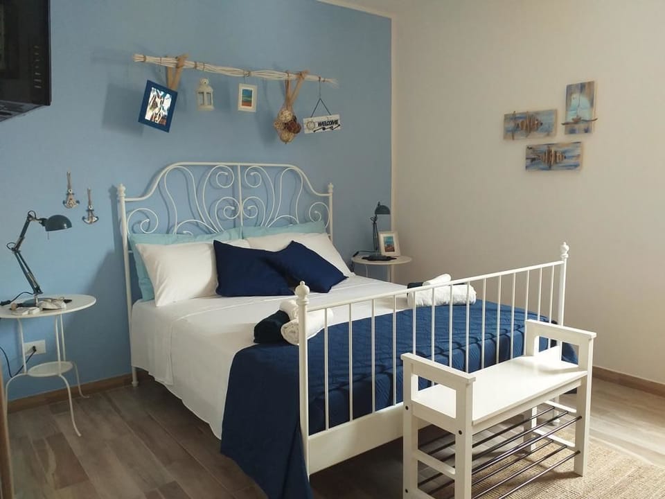 Deluxe Double Room (Blue) | Desk, rollaway beds, free WiFi, bed sheets