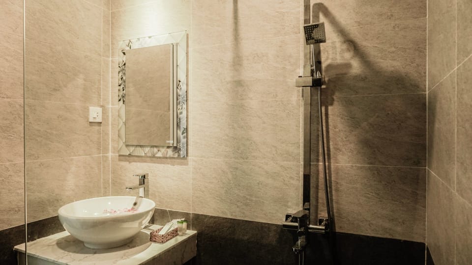 Shower, rainfall showerhead, free toiletries, hair dryer