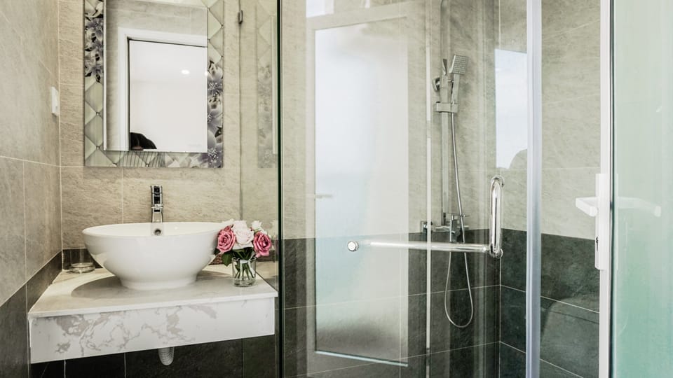 Shower, rainfall showerhead, free toiletries, hair dryer