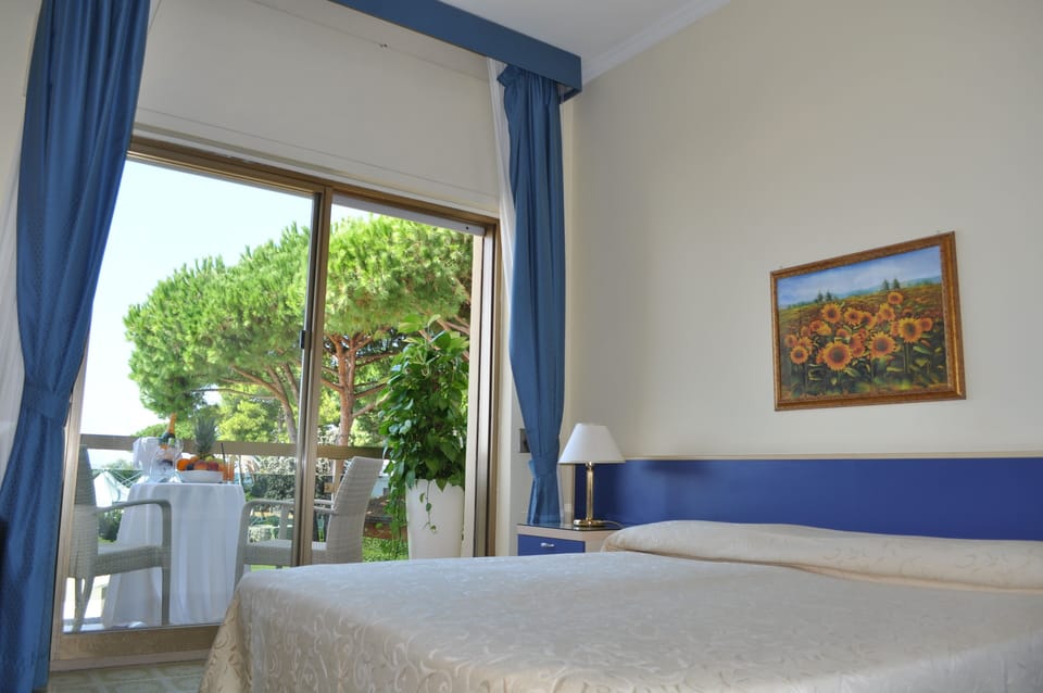Superior Double Room, Sea View | Minibar, in-room safe, desk, cribs/infant beds