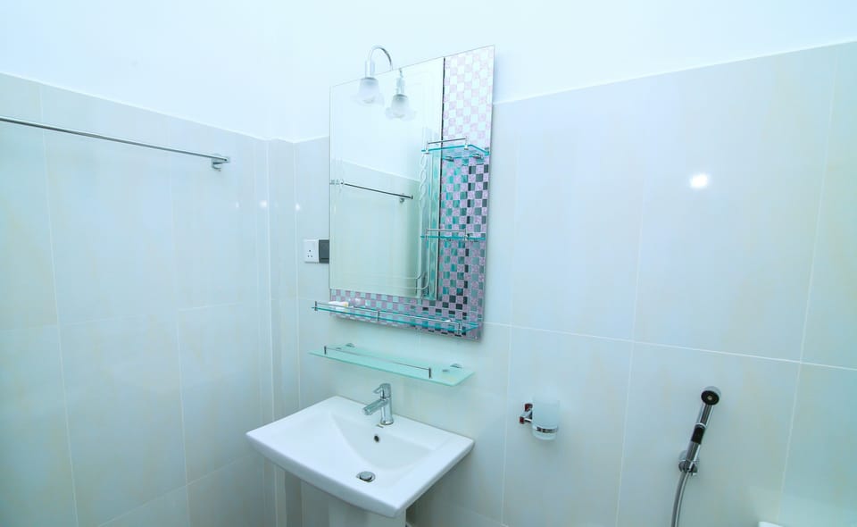 Shower, free toiletries, bidet, towels
