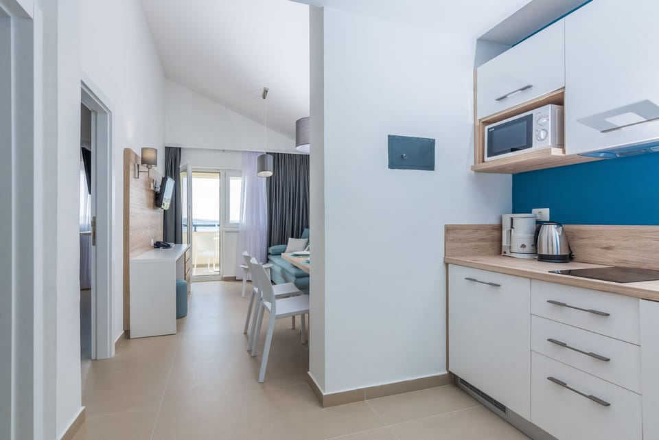 Standard Apartment, 1 Bedroom, Balcony, Beachfront | Private kitchen