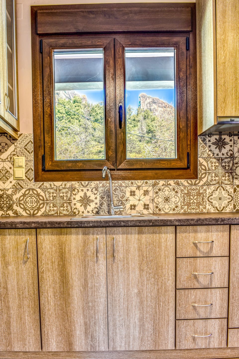 Full-size fridge, microwave, oven, cookware/dishes/utensils