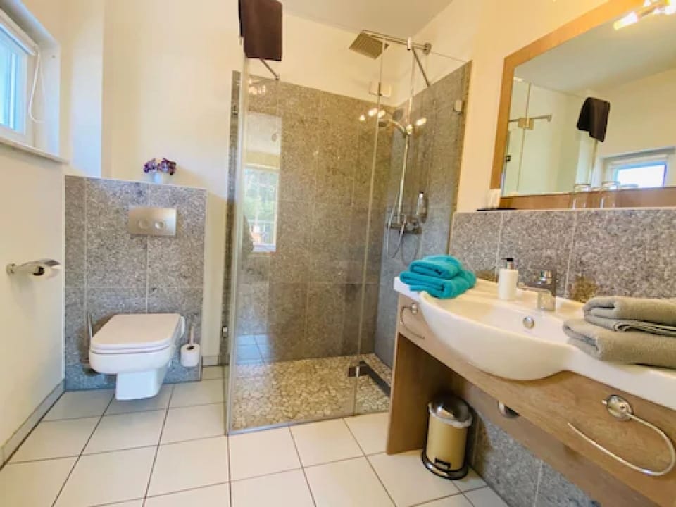 Double Room | Bathroom | Shower, hair dryer, towels