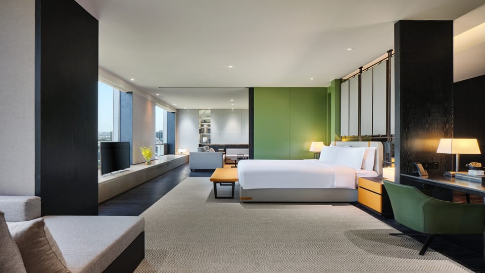 Executive Suite (Dining Area) | Minibar, in-room safe, desk, laptop workspace